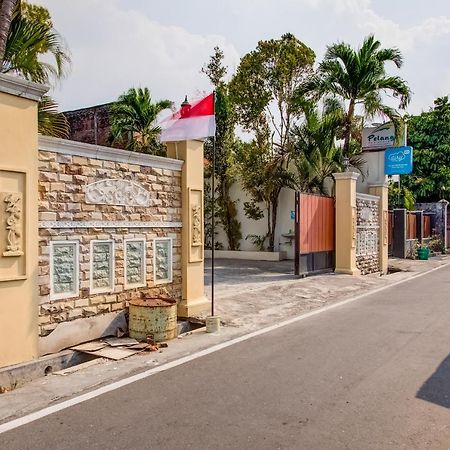 Oyo 3831 Pelangi Residence Syariah Surakarta  Екстер'єр фото